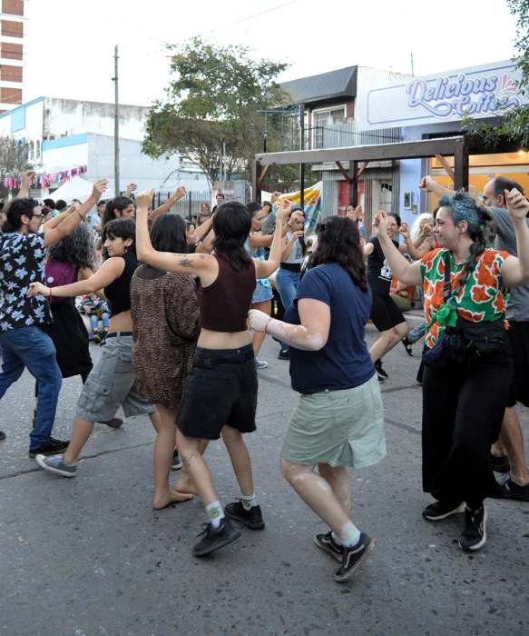 Vecinos participan del festival en Defensa de la Biblioteca 20 de Diciembre
