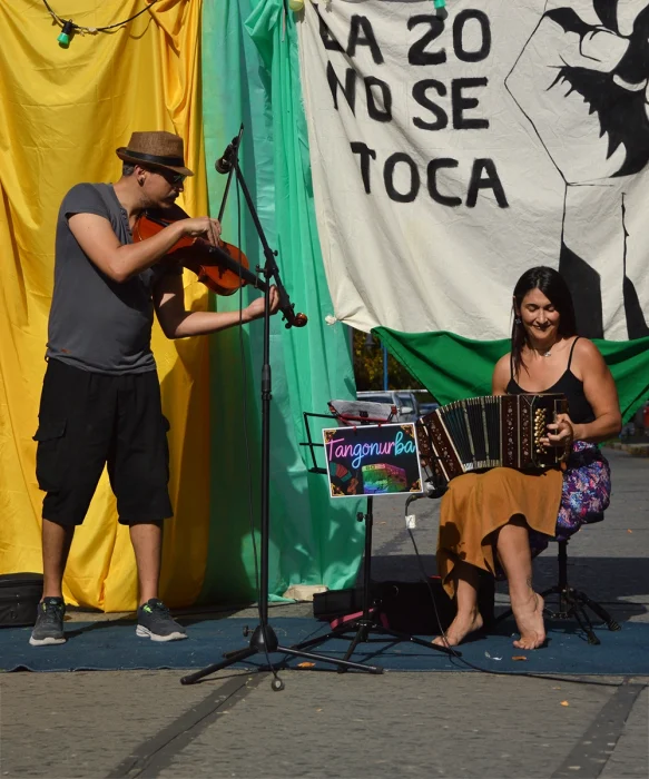 M&uacute;sicos en el festival en Defensa de la Biblioteca 20 de Diciembre