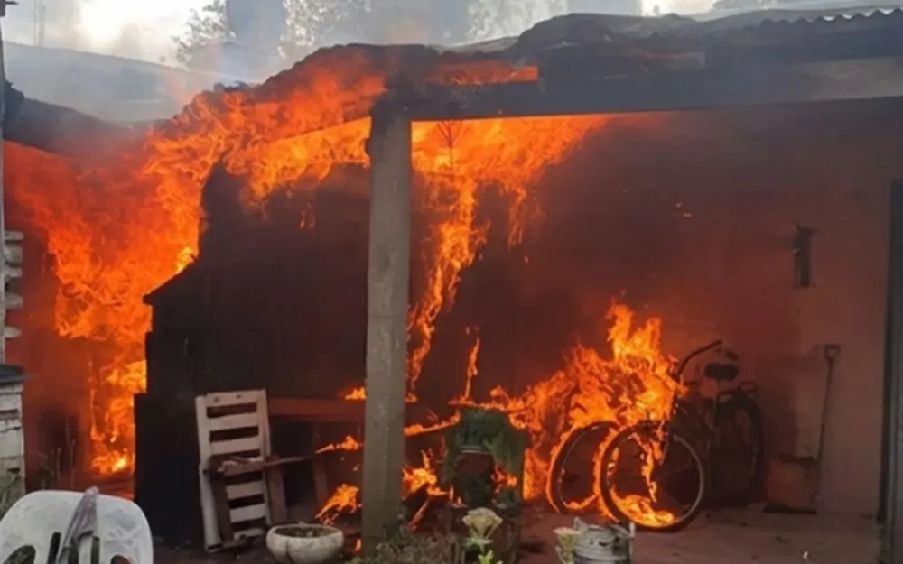 Fuego y preocupación en Garín por el incendio de una vivienda familiar