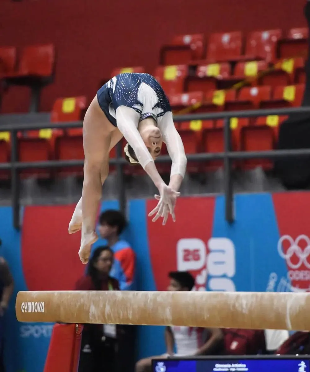 la gimnasta Martina Begnes en acci&oacute;n