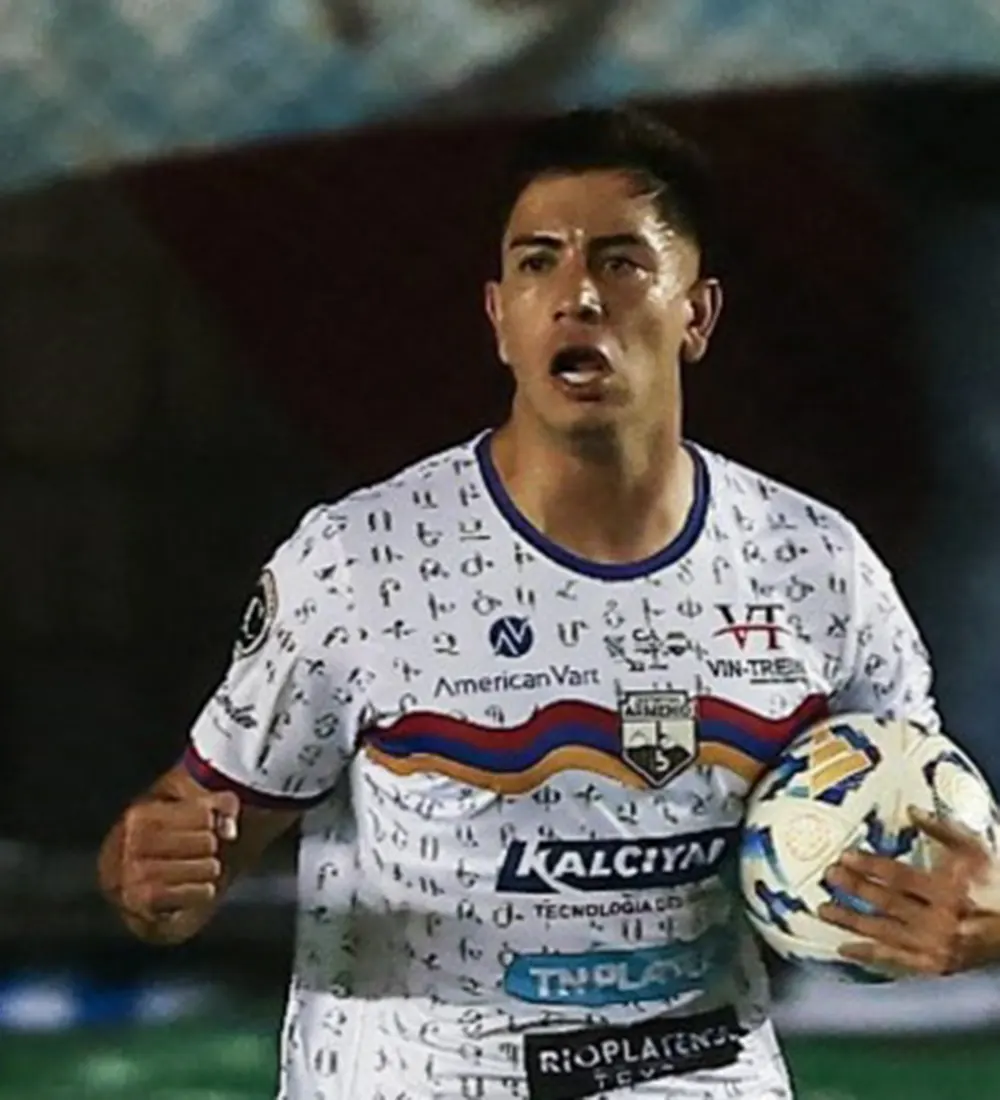 Mauro D&aacute;vila festeja su gol, el &uacute;nico de Armenio