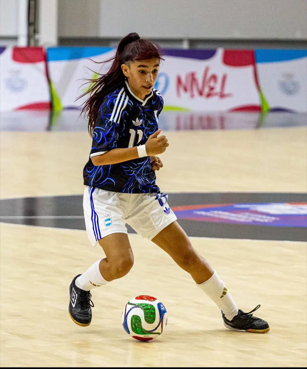 Naira Ram&iacute;rez llevando la pelota en sus pies