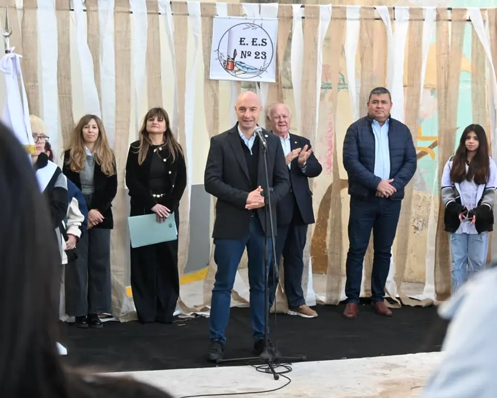 Carlos Beto Ramil en la inaguraci&oacute;n de la nueva amplicaci&oacute;n de la Escuela Secundaria N 23 de Gar&iacute;n.