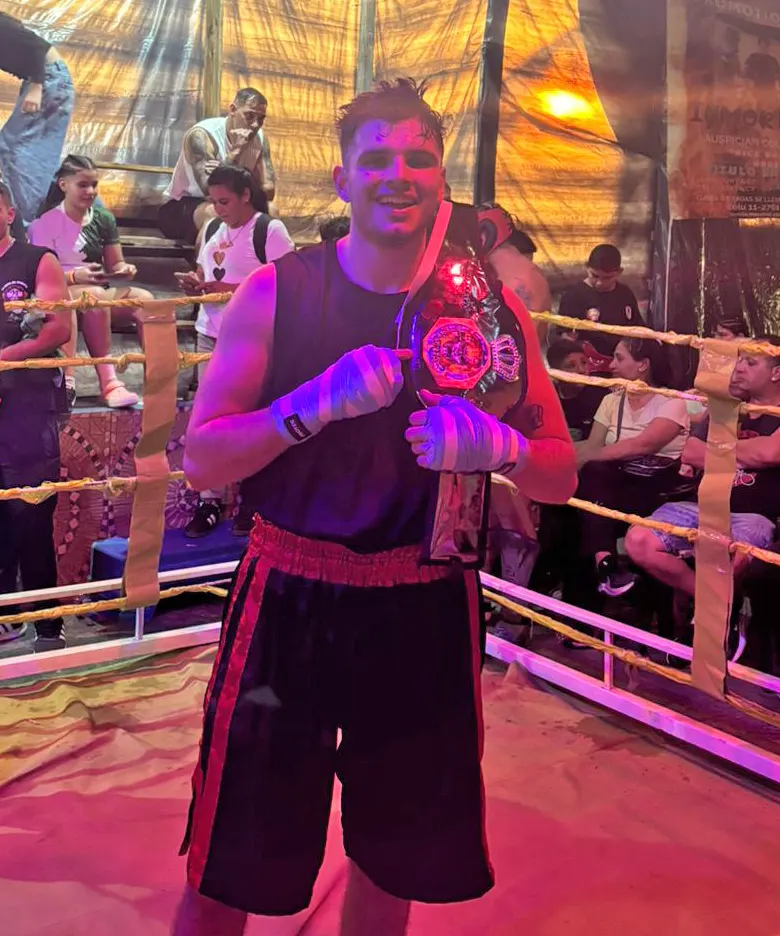 Tomás Sarn festeja el título sobre el cuadrilátero