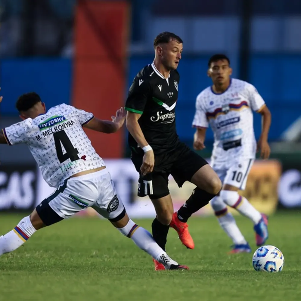 Un jugador de V&eacute;lez elude a uno de Armenio