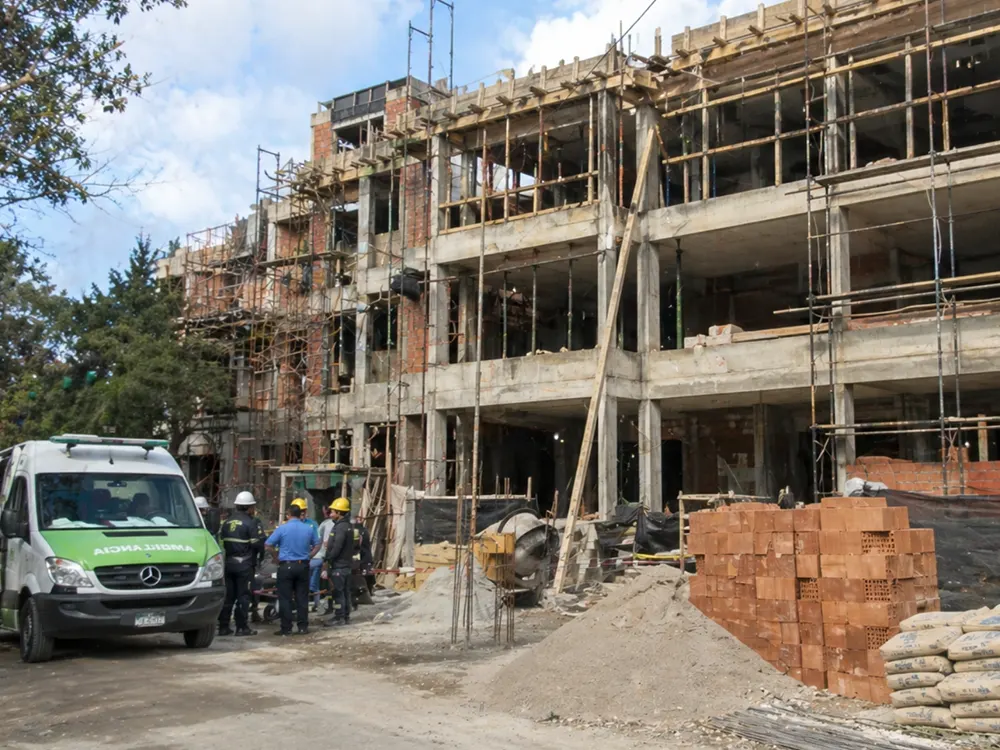 Edificio en obra donde un operario de 24 a&ntilde;os se cay&oacute;.