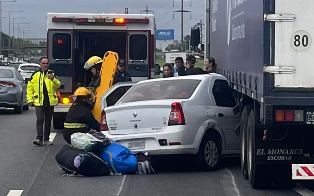 Violento accidente en la autopista: un auto se incrustó bajo un camión