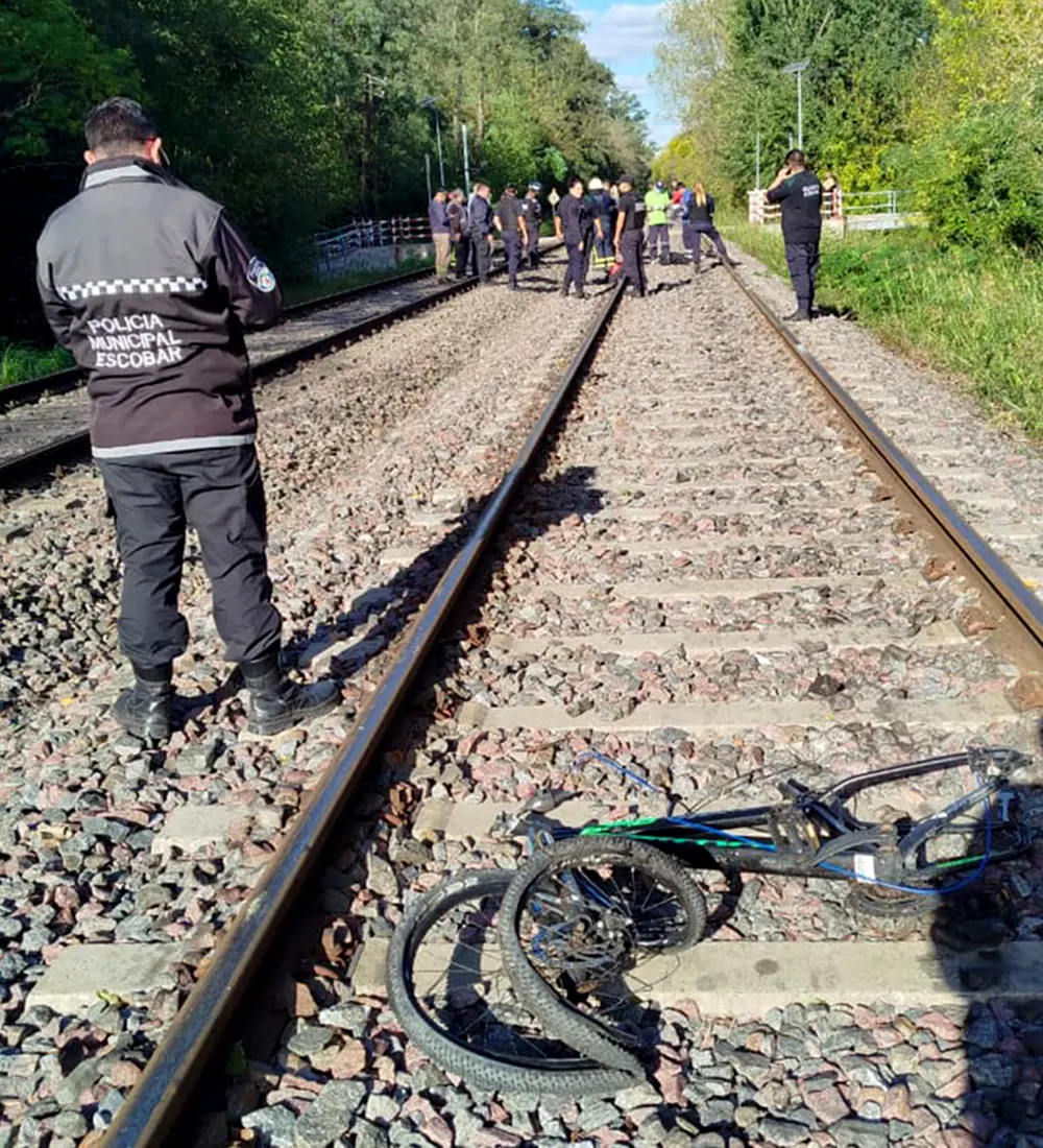polic&iacute;as sobre las v&iacute;as del tren justo a la bicicleta en la que iba la v&iacute;ctima