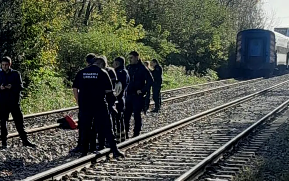 policías en las vías del tren