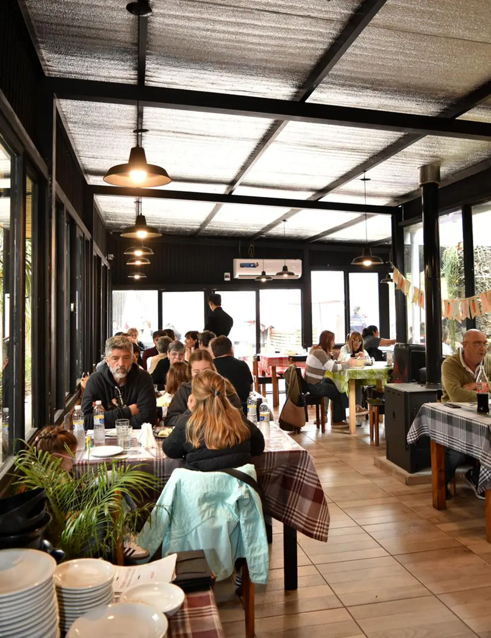 Comensales en el sal&oacute;n del bodeg&oacute;n de Matheu.