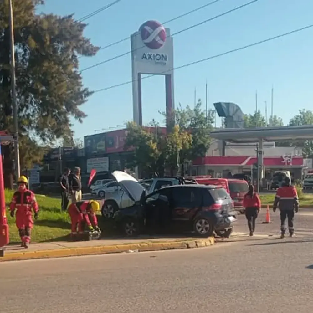 Personal de bomberos voluntarios y defensa civíl.