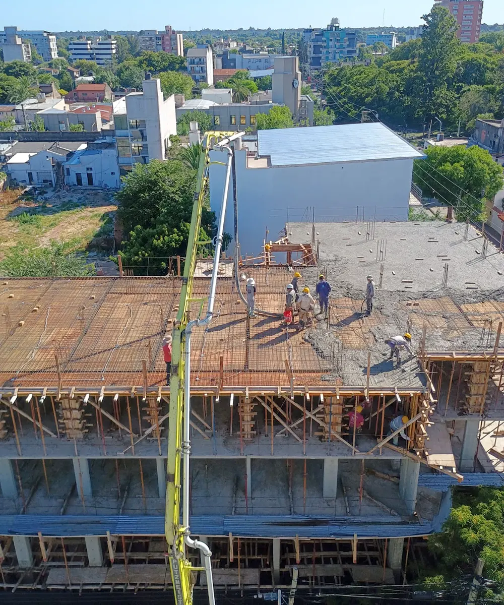 Obreros trabajando en nivel superior del edificio de Mitre y Estrada.