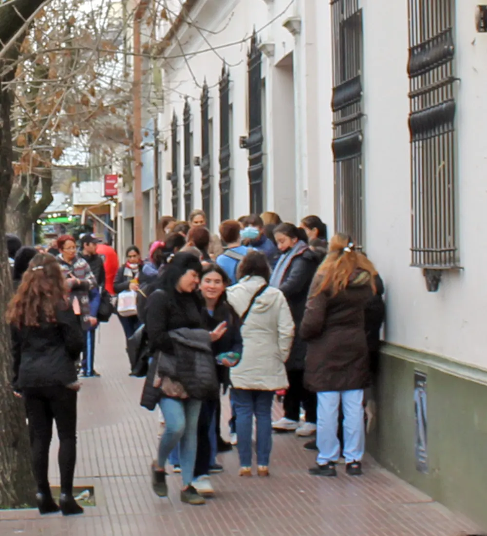 Padres en la vereda del colegio