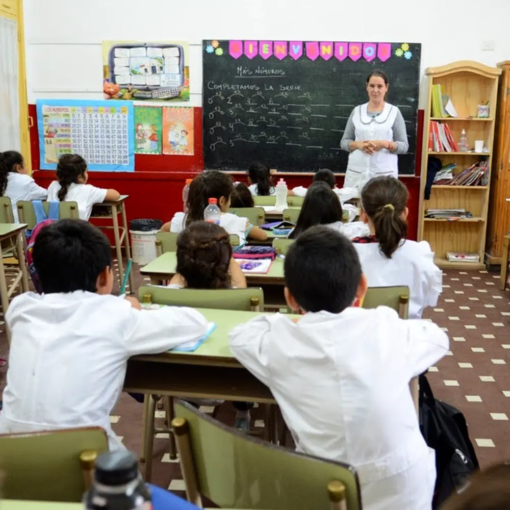 Maestra y alumnos durante una clase.