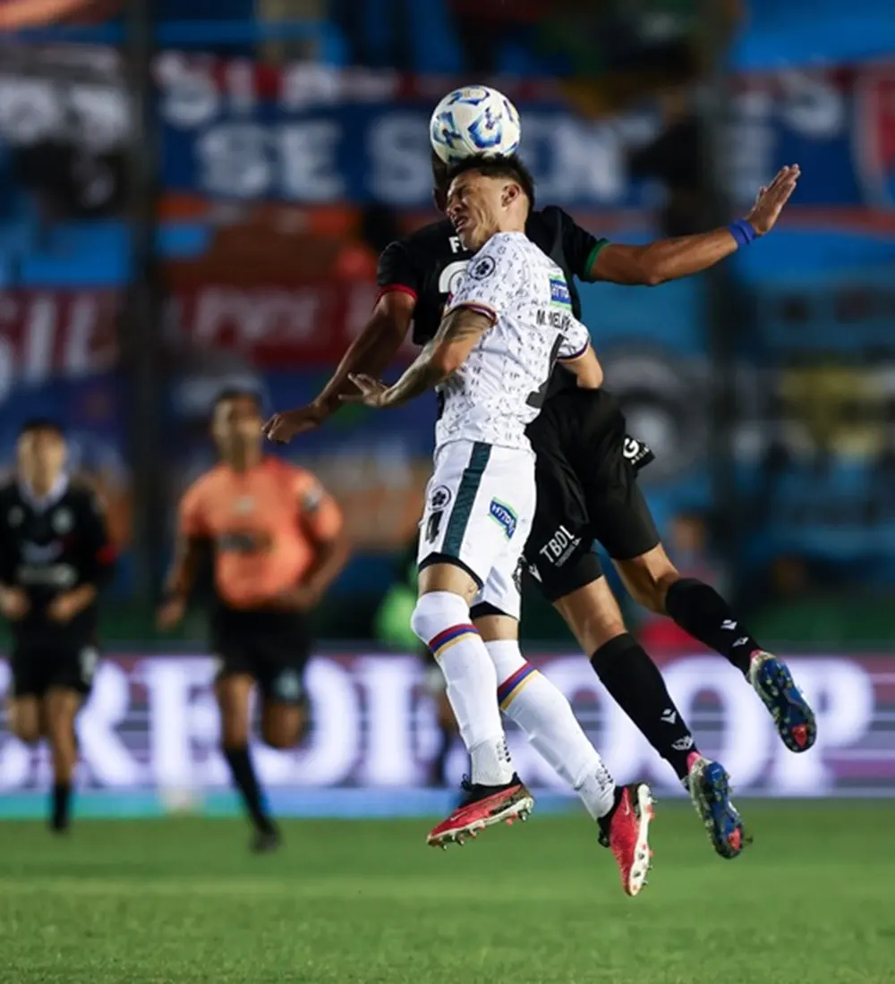 Dos jugadores disputan la pelota en el aire