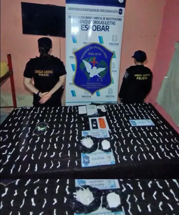 polic&iacute;as junto a la coca&iacute;na y otros elementos secuestrados en el operativo