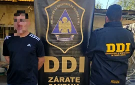 Personal de la DDI junto al detenido por abusar sexualmente de su hija