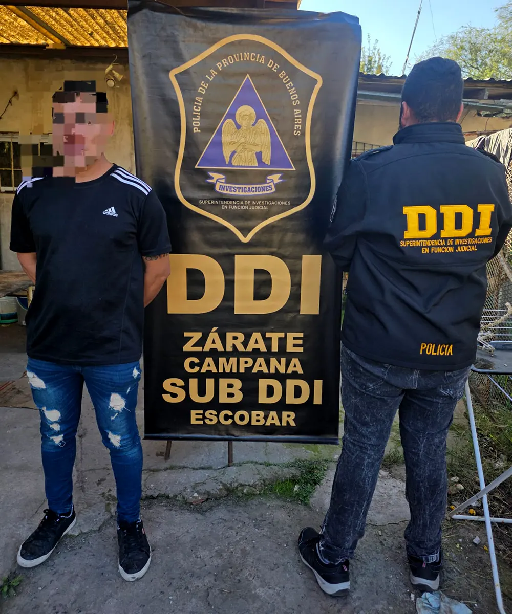 Personal de la DDI junto al detenido por abusar sexualmente de su hija