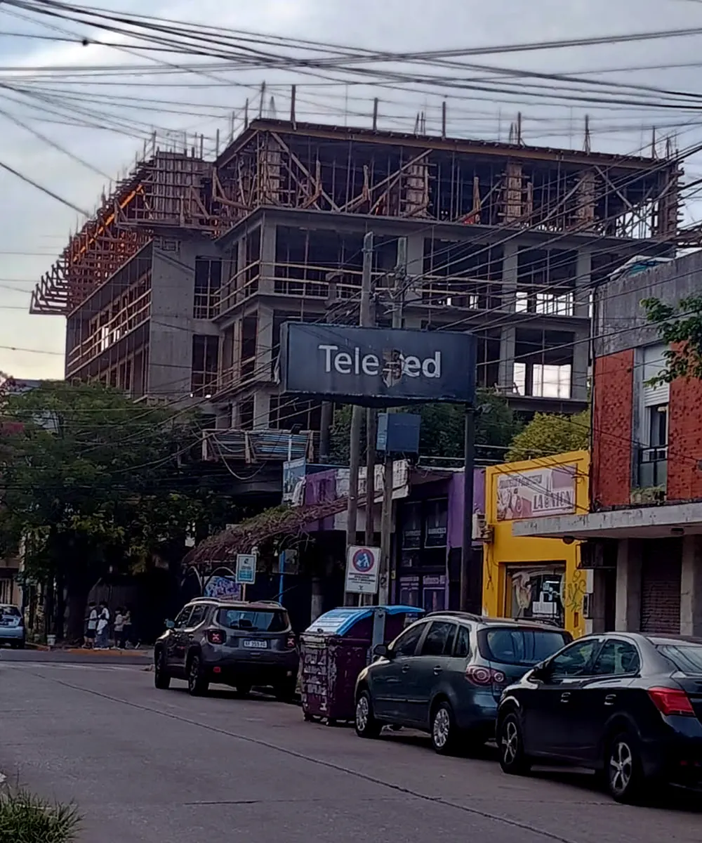 Edificio en construcción en la esquina de Estrada y Mitre
