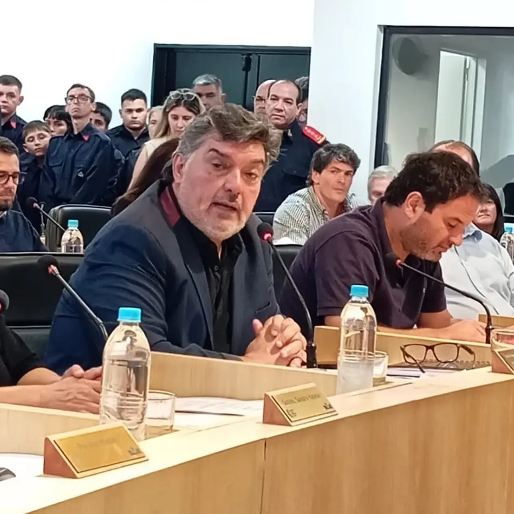 El jefe del bloque de Fuerza Patria, Javier Relh, durante la sesi&oacute;n 