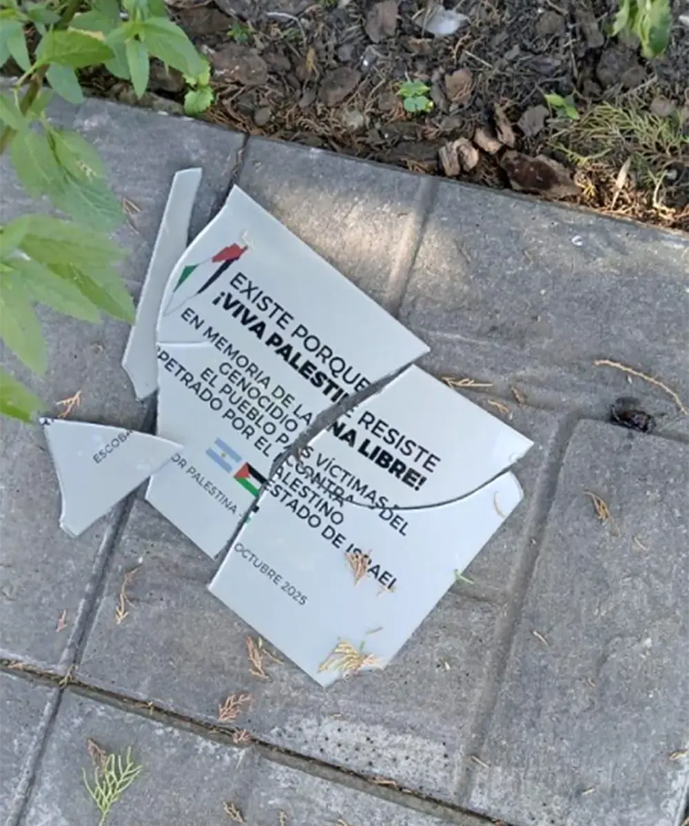Placa de homenaje por el pueblo Palestino en Escobar rota.