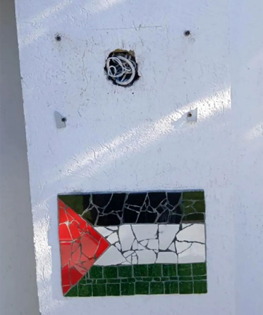 Bandera del pueblo Palestino en Escobar da&ntilde;ada.