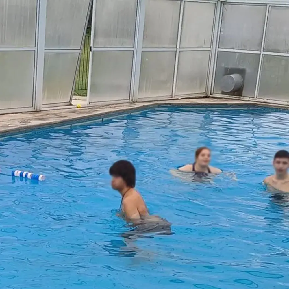 chicos en la pileta de AUPA donde ocurri&oacute; la tragedia