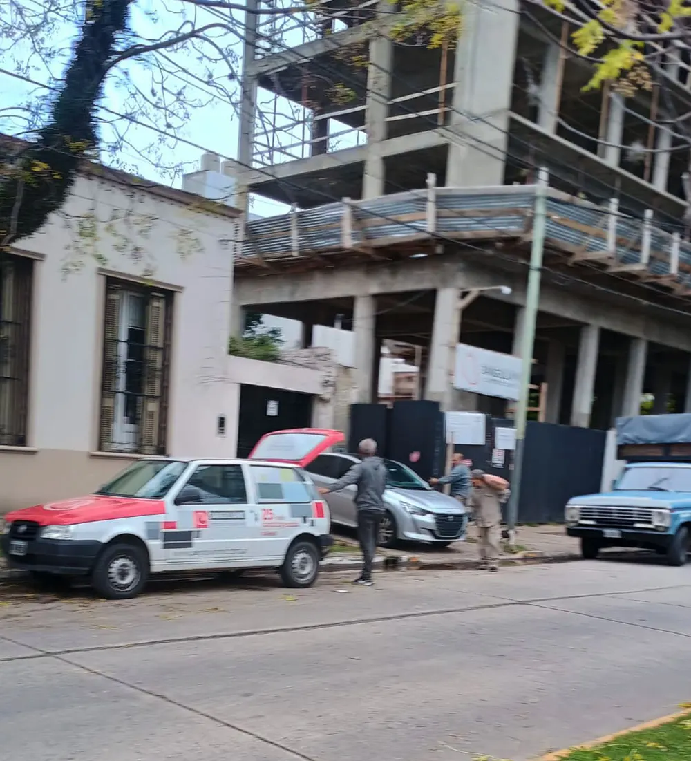 gente sacando materiales de la obra  en construcci&oacute;n