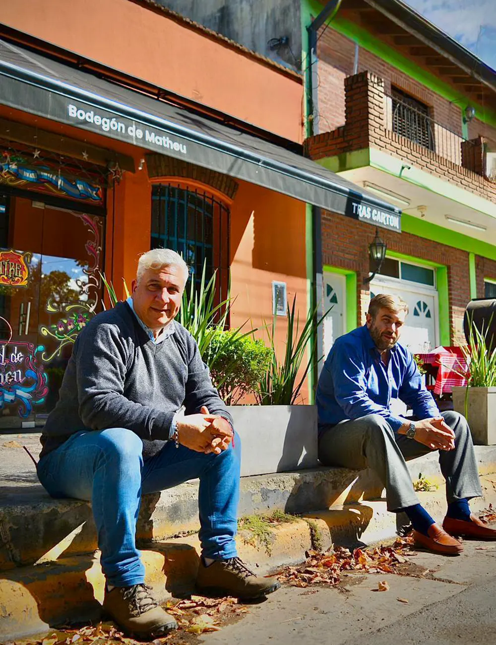 Los responsables de Tras Cart&oacute;n: Guido &ldquo;Pity&rdquo; Declerk y Diego &ldquo;Moroco&rdquo; Goldberg, sentados en la vereda del local