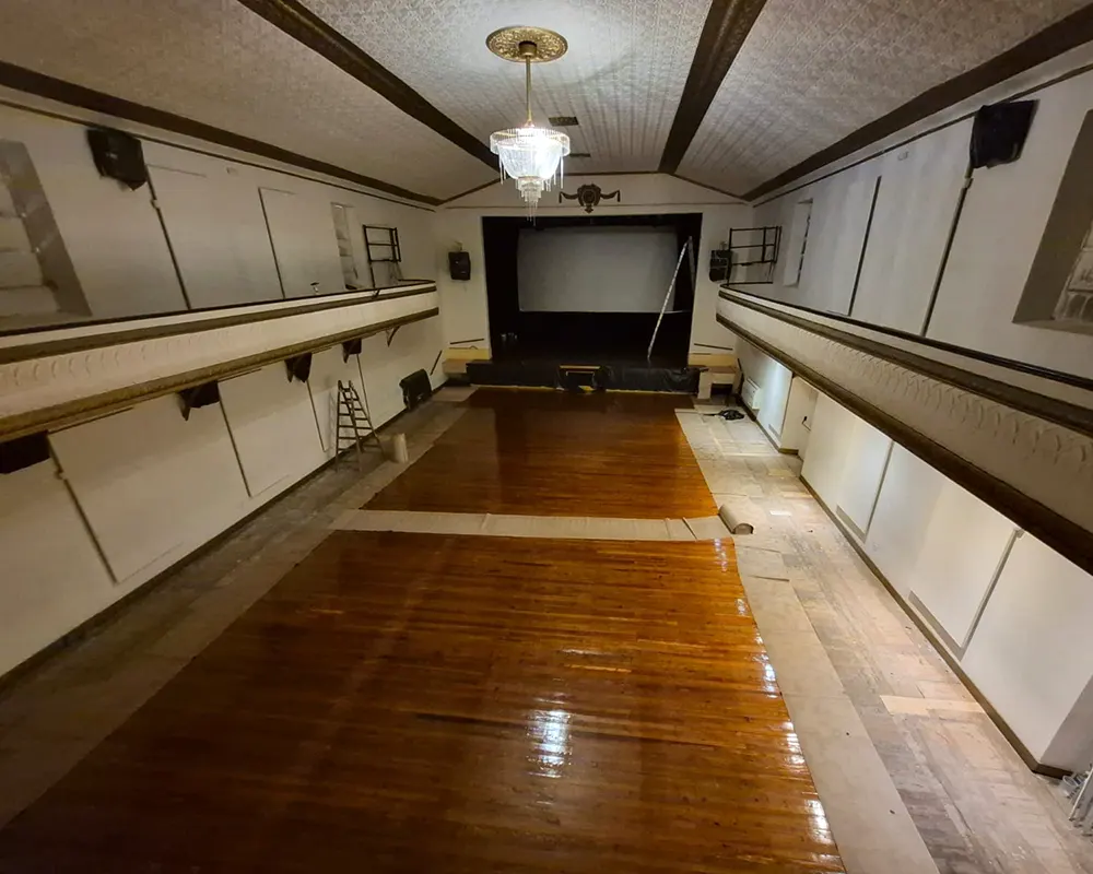 El piso del Teatro Seminari en remodelaci&oacute;n.