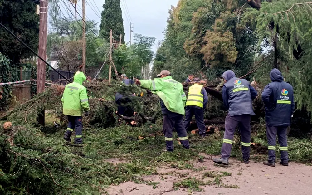 Destrozos, anegamientos y cortes de luz por el temporal en Escobar