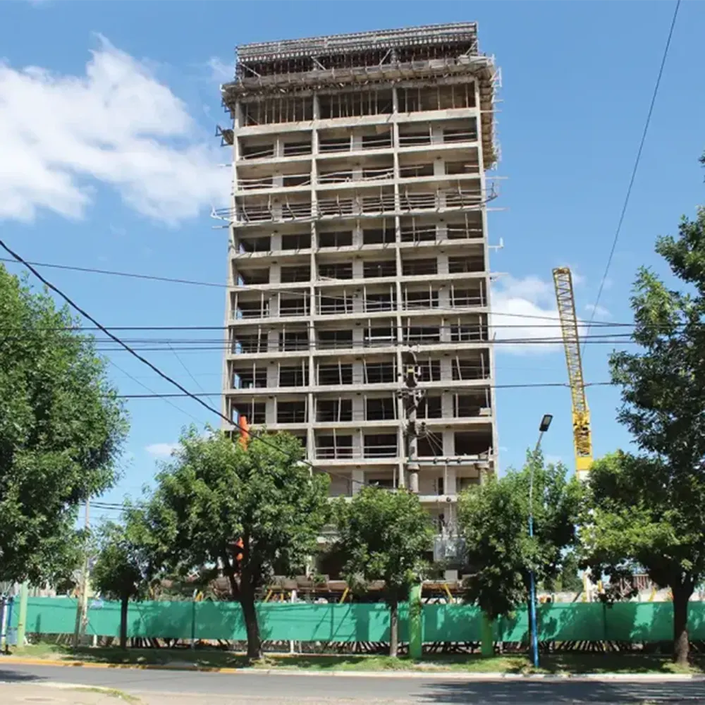 Estado actual del edificio abandonado en la avenida San Mart&iacute;n.