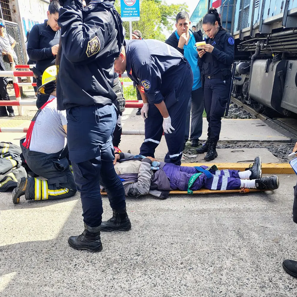 El hombre de 70 años al costado del tren Mitre.