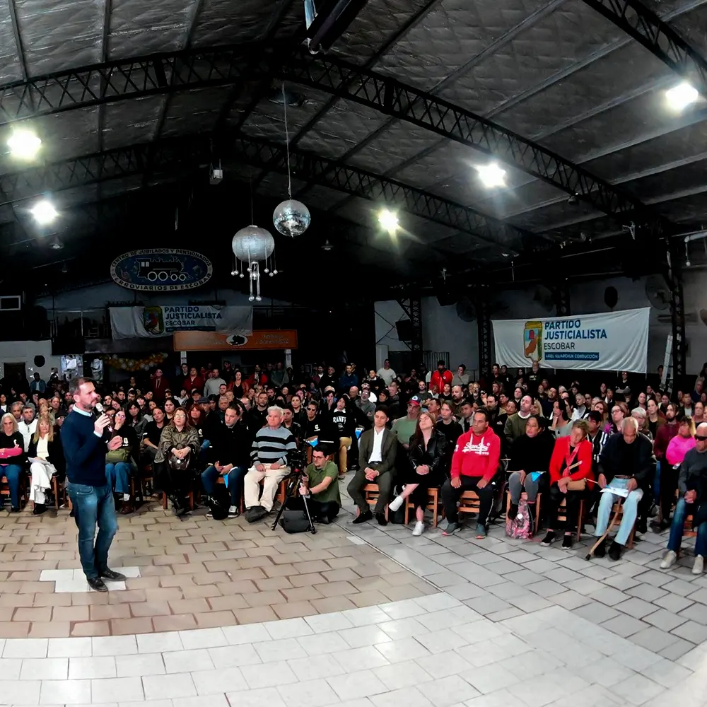 Sujarchuk habla ante el auditorio