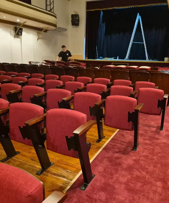 Colocación de las nuevas butacas de cara a su reapertura en junio.