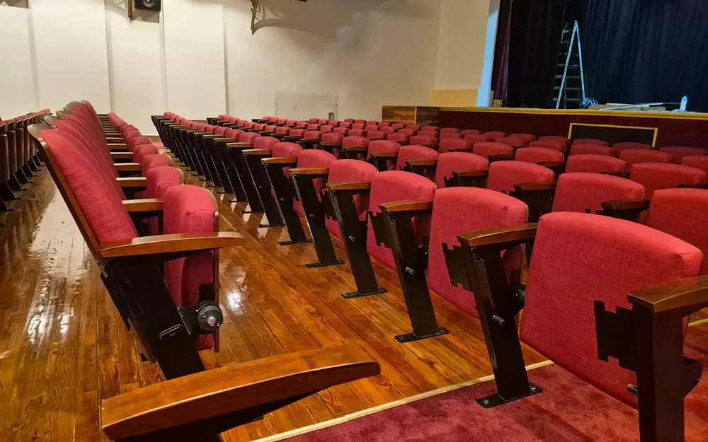 A días de la reapertura, el teatro Seminari renovó las 328 butacas de su sala