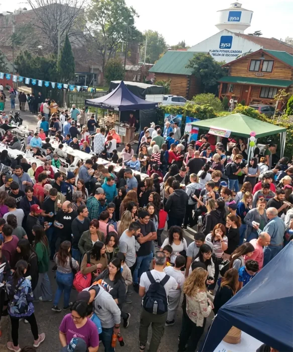Una multitud disfruta de la Feria Japonesa, con puestos de comida y productos t&iacute;picos
