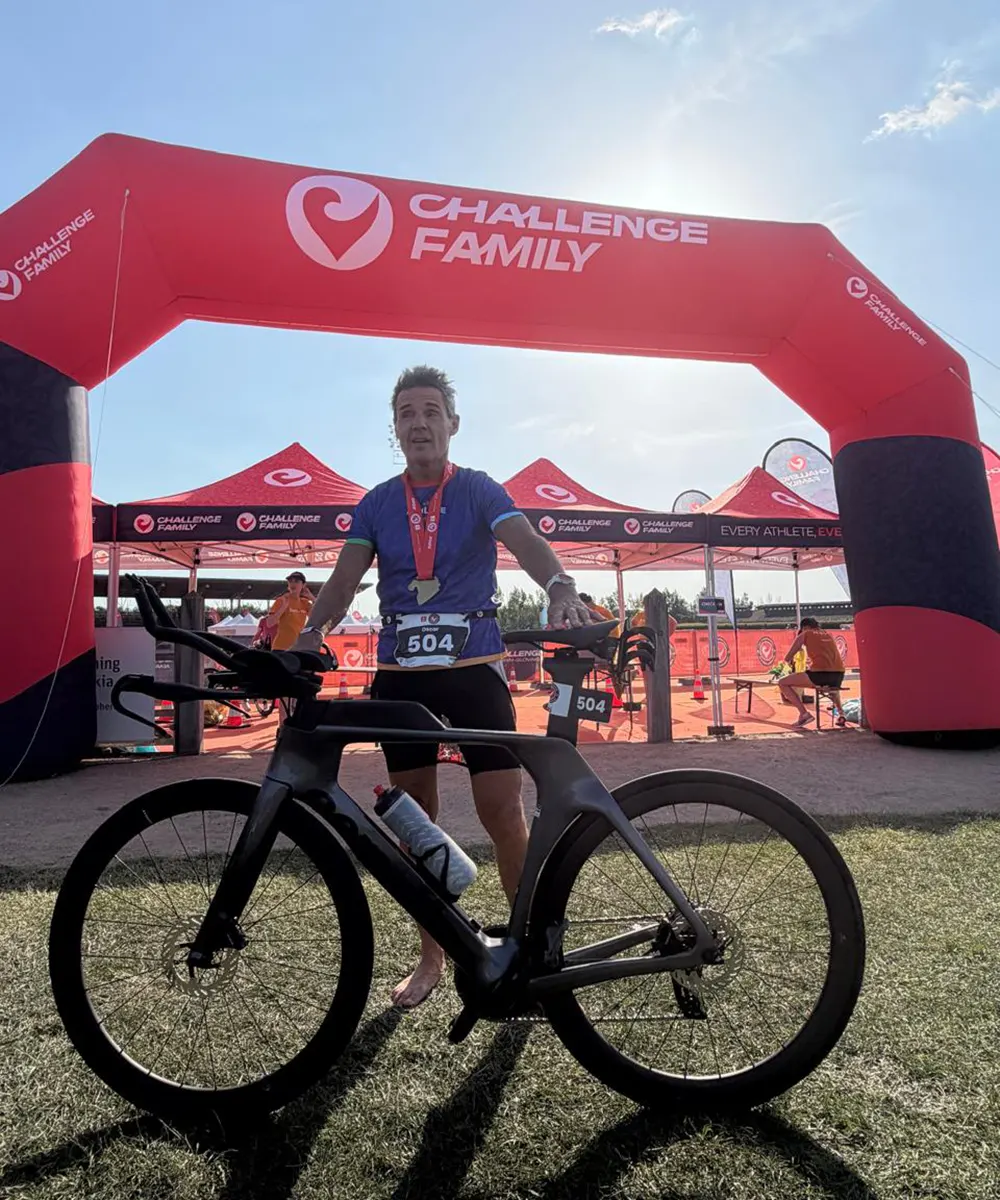 Oscar Giroto con la bicicleta que usó en la competencia