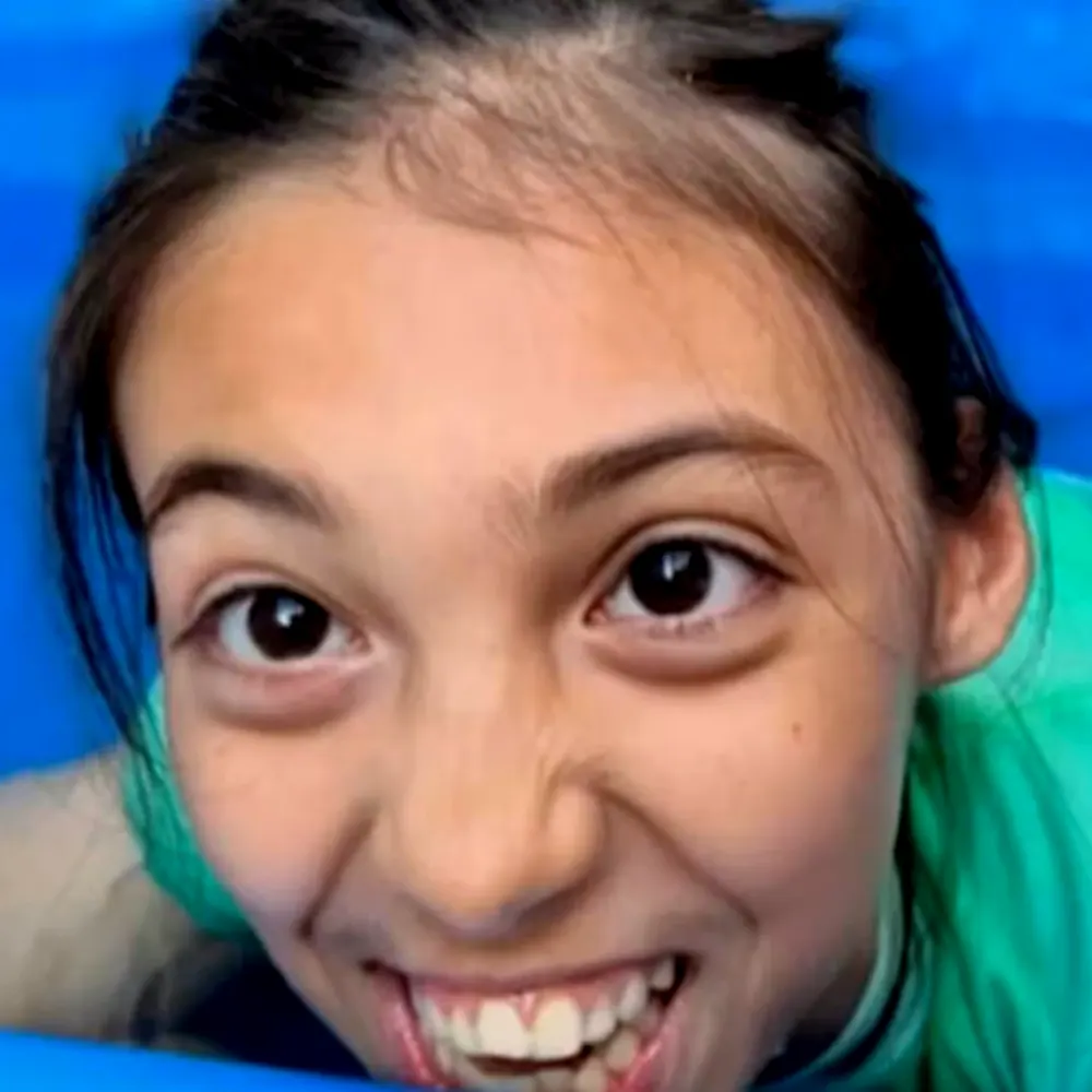 Renata Victoria Aris Fajka, sonriente en la pileta