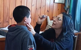 Los niños y niñas de escuelas públicas a reciben controles integrales de salud