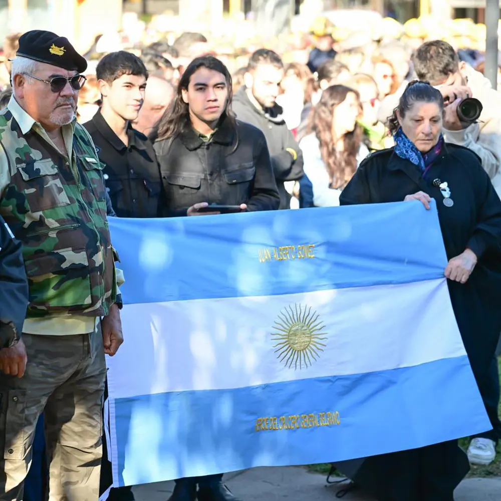 Ex combatientes con la bandea argentina