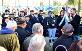 Autoridades y público durante el acto por el aniversario del hundimiento del crucero Belgrano