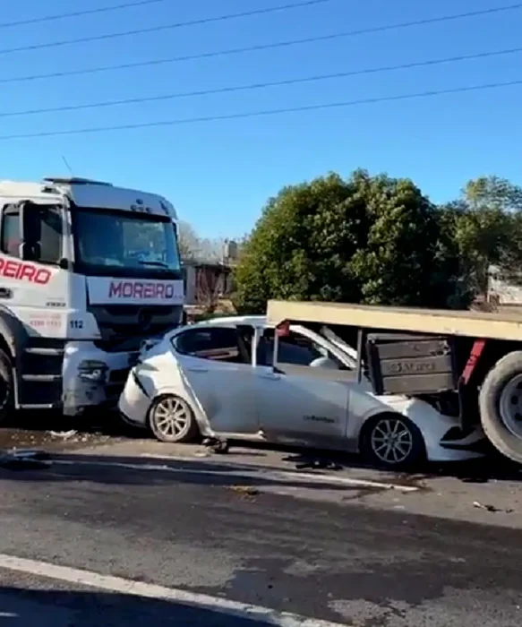 Un Fiat Cronos qued&oacute; atrapado entre dos camiones tras el fuerte impacto 
