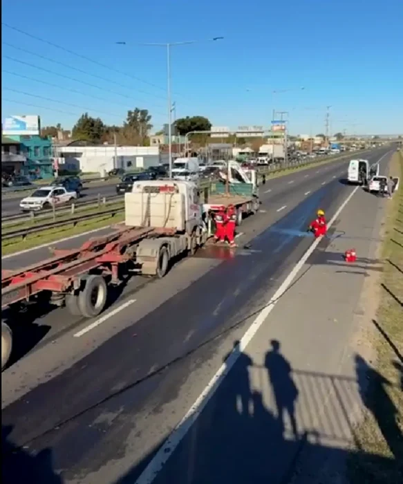 Tres camiones y dos autom&oacute;viles protagonizaron un choque en cadena 