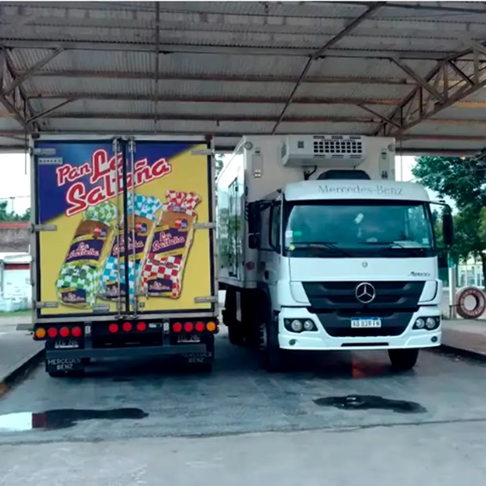 Cami&oacute;n de transporte de la empresa Alijor
