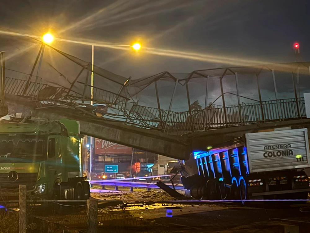 Los camiones debajo de la pasarela en Panamericana.
