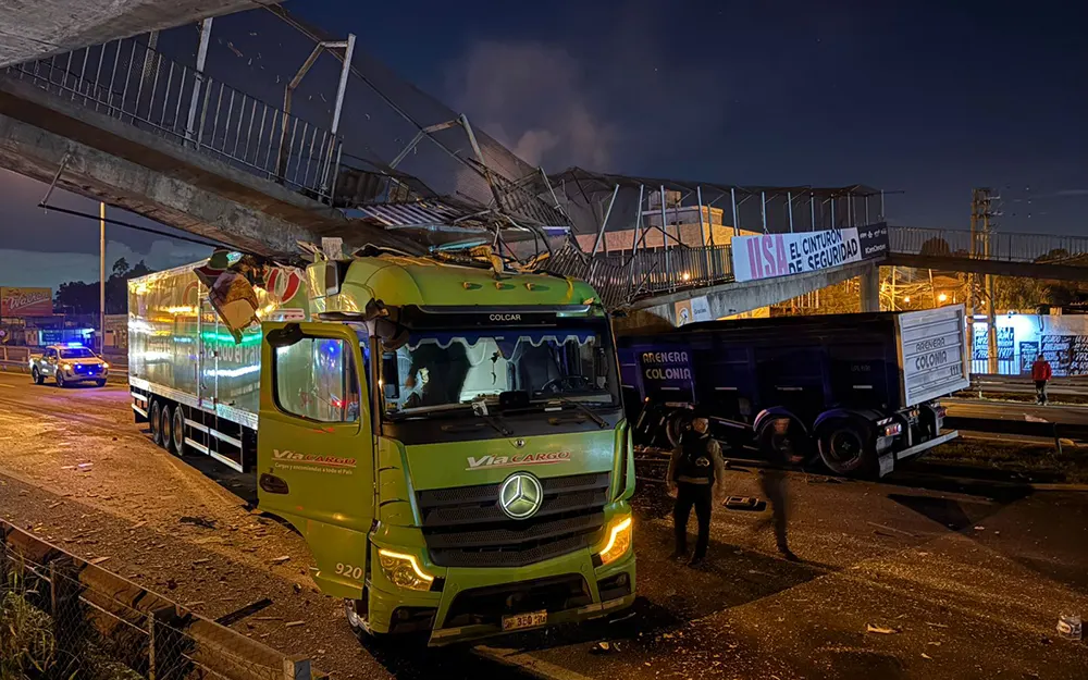 Caos en la Panamericana: un camión derribó un puente peatonal en Escobar
