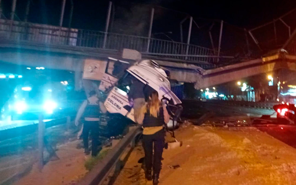 Caos en la Panamericana: un camión derribó un puente peatonal en Escobar