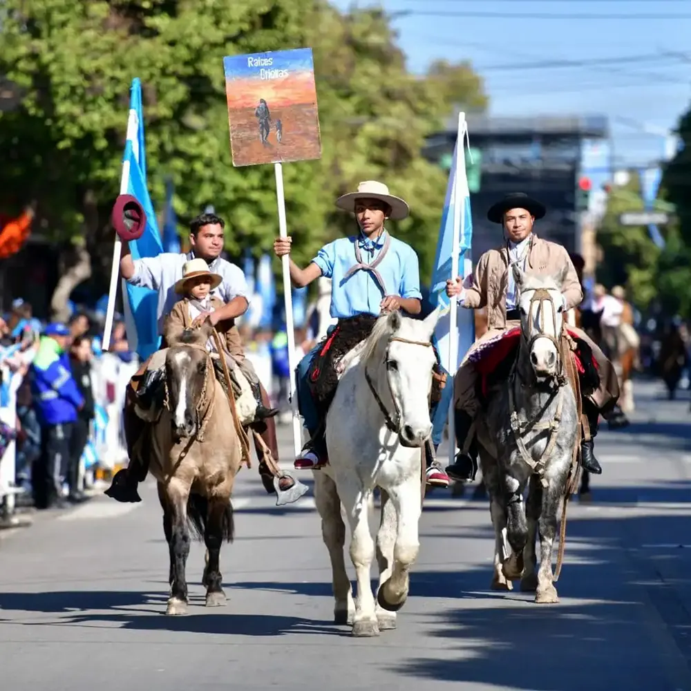 Desfile de caballos por el 216&deg; aniversario de la Revoluci&oacute;n de Mayo.