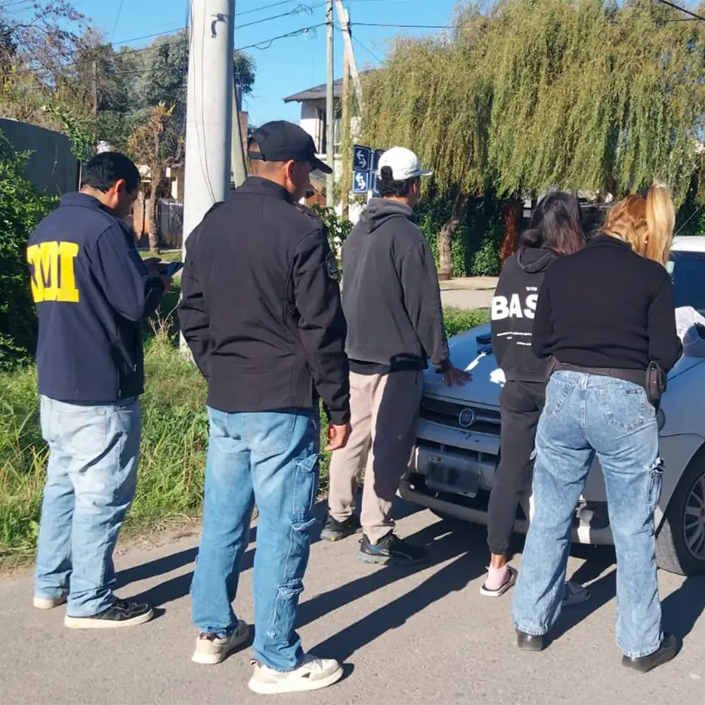 Los efectivos deteniedno a pareja acusada por robo a choferes de aplicaciones.